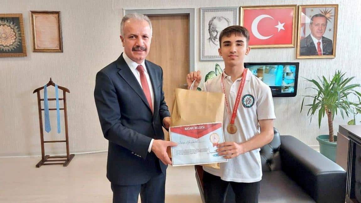 “Karate Gençler Türkiye Final Müsabakalarında Türkiye Şampiyonu olan Ali Kul MTAL öğrencimiz Yakup Efe ŞAHİN, okul yöneticilerimiz ve öğretmenimiz İlçe Milli Eğitim Müdürümüz Sn. Necati YENER'i ziyaret etti.